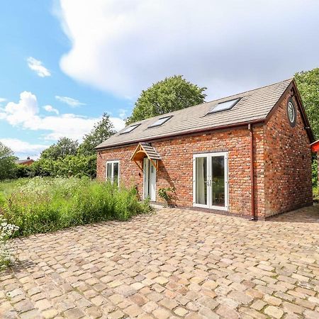 The Stables Villa Frodsham Exteriör bild